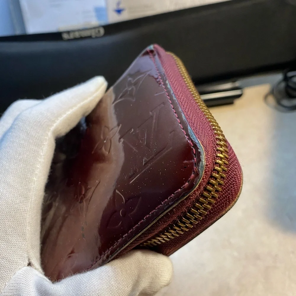 Louis Vuitton authentic vin Burgundy Monogram Vernis Zippy